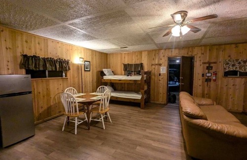 South Bloomingville Cottage | 5 Min From The Caves on 21+ Acres, Wi-Fi, Hot Tub, Fire Pit, Pet Friendly, Grill