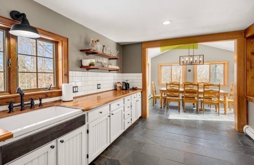Killington Ski Chalet | 5 min Ski - 1 min Nightlife - Hot Tub - Arcade - Fires