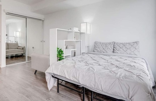 Garden District Condo | 🌟5 min to DT🌟 Stylish JOGOMI Studio/Movie theatre📽