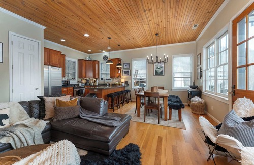 Wolf Laurel House | 5 Min to Hatley Pointe~Hot Tub~Games~Dog Friendly