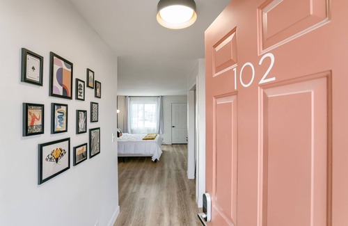 Lincoln Hotel | 5 min. to Lincoln's top attractions. King-size bed, kitchenette & outdoor space