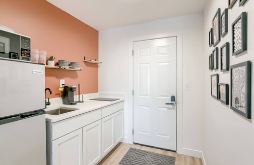 Lincoln Hotel | 5 min. to Lincoln's top attractions. King-size bed, kitchenette & outdoor space