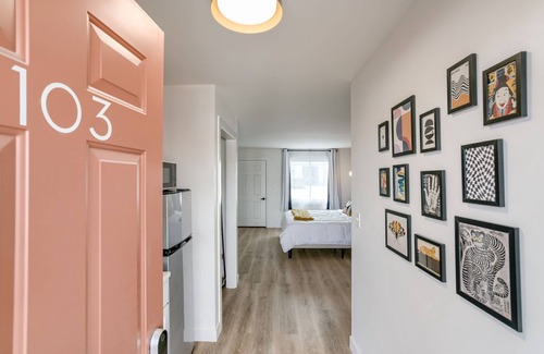 Lincoln Hotel | 5 min. to Lincoln's top attractions. King-size bed, kitchenette & outdoor space