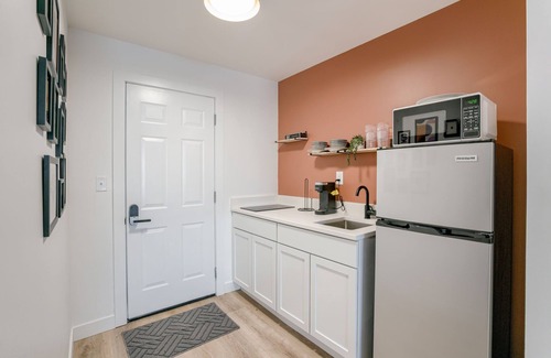 Lincoln Hotel | 5 min. to Lincoln's top attractions. King-size bed, kitchenette & outdoor space