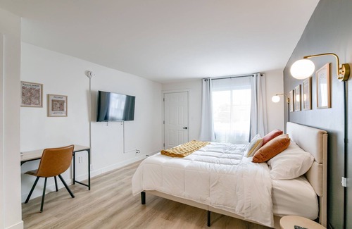 Lincoln Hotel | 5 min. to Lincoln's top attractions. King-size bed, kitchenette & outdoor space