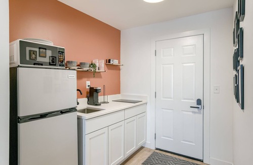 Lincoln Hotel | 5 min. to Lincoln's top attractions. King-size bed, kitchenette & outdoor space