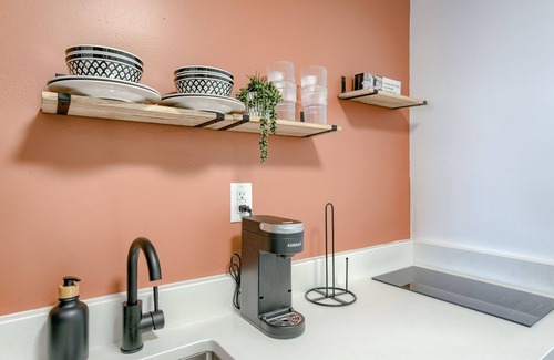 Lincoln Hotel | 5 min. to Lincoln's top attractions. King-size bed, kitchenette & outdoor space