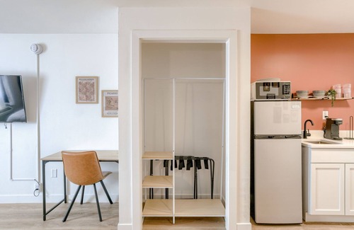 Lincoln Hotel | 5 min. to Lincoln's top attractions. King-size bed, kitchenette & outdoor space
