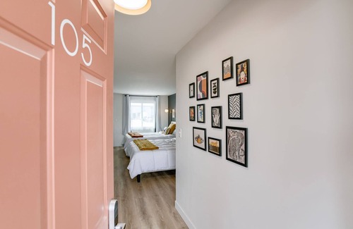 Lincoln Hotel | 5 min. to Lincoln's top attractions. 2 Queens, kitchenette & outdoor space.