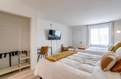 Lincoln Hotel | 5 min. to Lincoln's top attractions. 2 Queens, kitchenette & outdoor space.