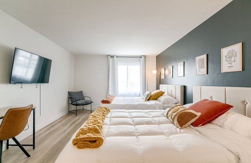 Lincoln Hotel | 5 min. to Lincoln's top attractions. 2 Queens, WiFi, kitchenette & outdoor space