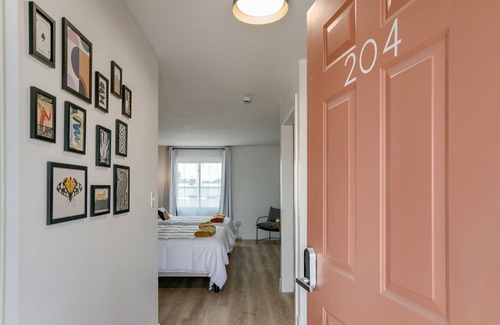 Lincoln Hotel | 5 min. to Lincoln's top attractions. 2 Queens, kitchenette, WiFi & outdoor space