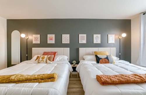 Lincoln Hotel | 5 min. to Lincoln's top attractions. 2 Queens, kitchenette, WiFi & outdoor space