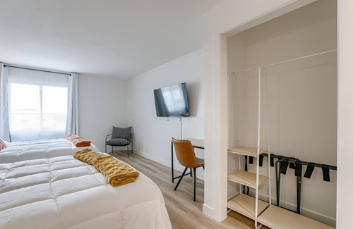 Lincoln Hotel | 5 min. to Lincoln's top attractions. 2 Queens, kitchenette, WiFi & outdoor space