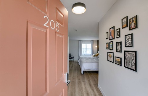 Lincoln Hotel | 5 min. to Lincoln's top attractions. 2 Queens, kitchenette, WiFi & outdoor space