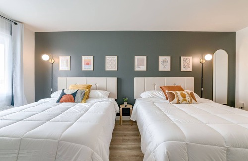 Lincoln Hotel | 5 min. to Lincoln's top attractions. 2 Queens, kitchenette, WiFi & outdoor space