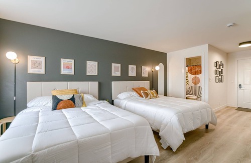 Lincoln Hotel | 5 min. to Lincoln's top attractions. 2 Queens, kitchenette, WiFi & outdoor space