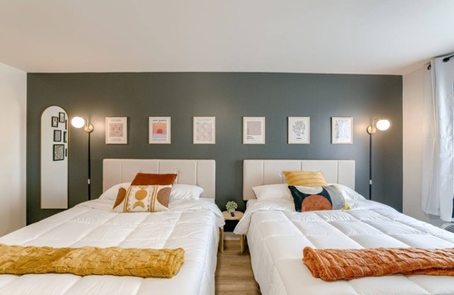 West Lincoln Hotel | 5 min. to Lincoln's top attractions. Two-queens beds, pickleball & outdoor space