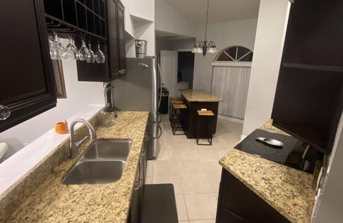 Lutz House | 5 min to the mall, great restaurants! Family sized house, fire-pit, Pet Friendly