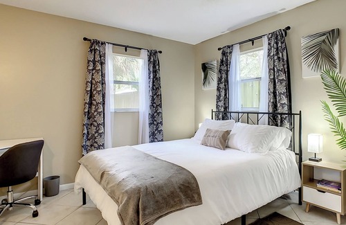 Gillespie Park Apartment | 5 Min Walk Downtown Cozy Retreat, Ultra Wi-Fi, Comfy beds, Full Kitchen!