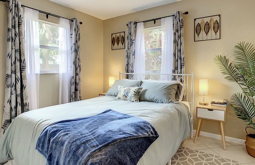 Gillespie Park Apartment | 5 Min Walk Downtown Cozy Retreat, Ultra Wi-Fi, Comfy beds, Full Kitchen!