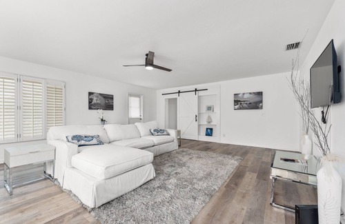 Singer Island Villa | 5 min Walk to Beach ~ Pool ~ Beach Chairs