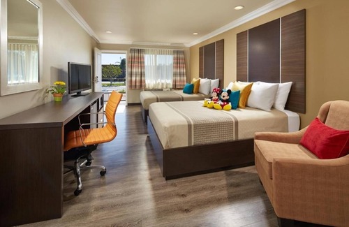 Anaheim Resort Hotel | 5-Min Walk to Disney – Cozy Stay w/Pool & Parking Near Parks!