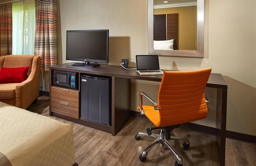 Anaheim Resort Hotel | 5-Min Walk to Disney – Cozy Stay w/Pool & Parking Near Parks!