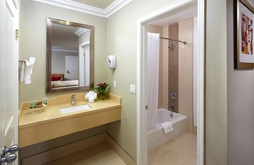 Anaheim Resort Hotel | 5-Min Walk to Disney – Cozy Stay w/Pool & Parking Near Parks!