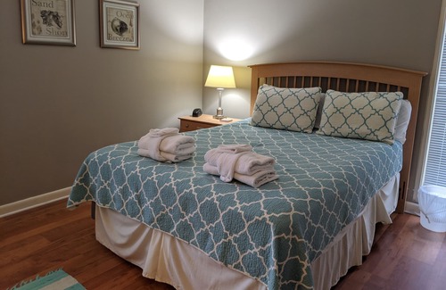Sea Pines House | 5 min walk to beach club, Sleeps 8, Pool!