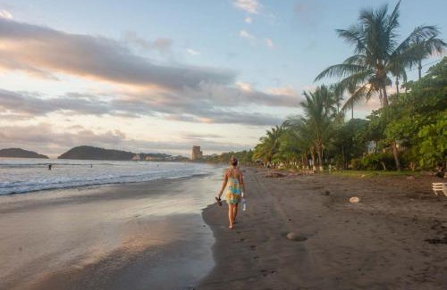 Barrio Santa Lucia Apartment | . 5 min Walking Beach Jaco Apartment