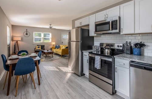 East Raleigh Apartment | 5 mins from Downtown/Fast Wi-Fi/Free Coffee & Tea
