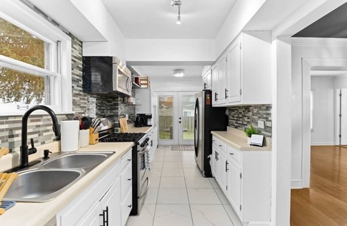 Peoria House | 5 mins from OSF/Carle Health