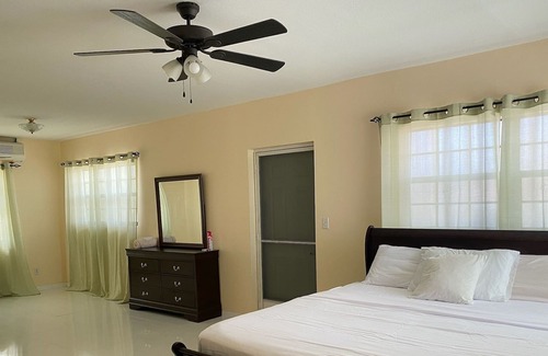 Venetian Road Settlement Apartment | 5 mins to beaches!1 bedroom apartment with beautiful deck and hot tub. Sleeps 3!