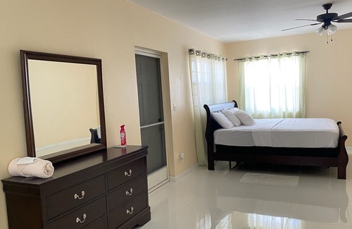 Venetian Road Settlement Apartment | 5 mins to beaches!1 bedroom apartment with beautiful deck and hot tub. Sleeps 3!