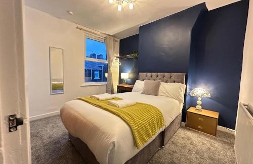 Anfield House | 5 Mins to Anfield, 2 Bed, Mosaic Art House