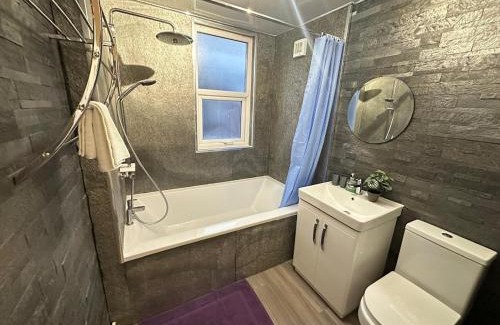 Anfield House | 5 Mins to Anfield, 2 Bed, Mosaic Art House