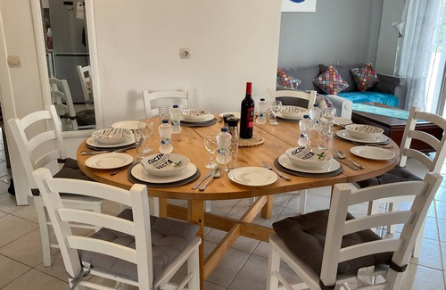 Plaka Villa | 5 mins to beach and amenities.