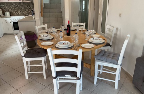Plaka Villa | 5 mins to beach and amenities.