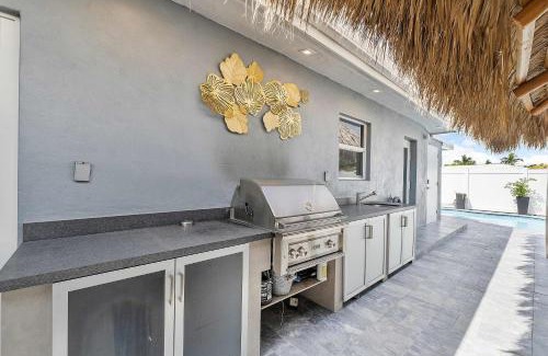 Coral Heights House | 5 mins to Beach Pool & Tiki Hut BBQ