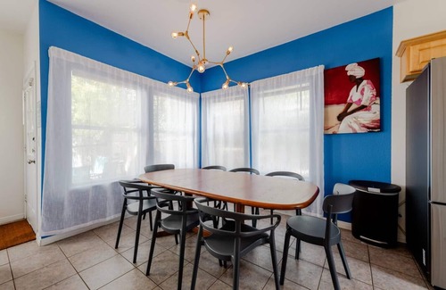 Chestnut House | 5 mins to best of ATX, Stocked kitchen, 4BR 2.5BA, Backyard, Grill, yard games