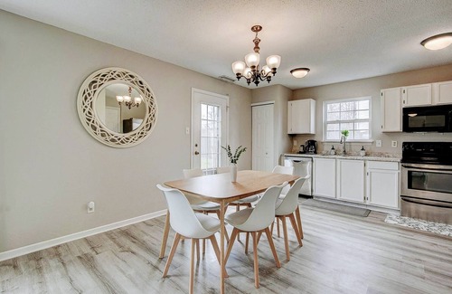 Noblesville House | 5 Mins to Ruoff! Dog Friendly! Large back yard!