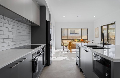 Calamvale House | 5 Mins to the shopping centre - Family size with extra living area in Calamvale