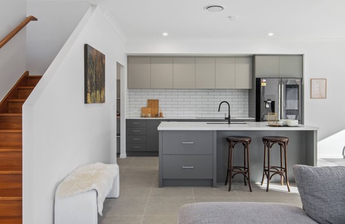 Calamvale House | 5 Mins to the shopping centre - Family size with extra living area in Calamvale