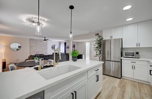 Rancho Oakey House | 5 mins to The Strip ~ Hot Tub, Sleeps 7, Game Room, Weekend Getaway, Retreat