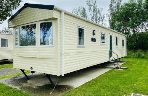 Clacton-on-Sea Resort | 5 mins walk to beach. 3 bedroom caravan. Sleeps 8