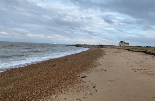 Clacton-on-Sea Resort | 5 mins walk to beach. 3 bedroom caravan. Sleeps 8