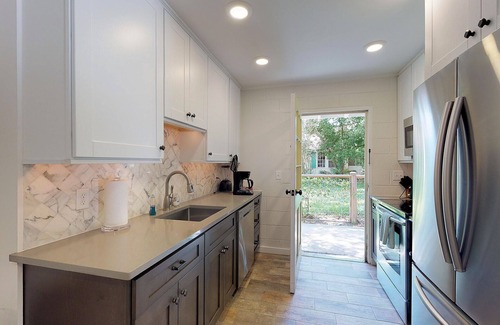 Saint Simons Island Cottage | 5 Minute Stroll To Beach! Newly Renovated And Listed. Professionally Decorated
