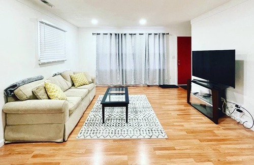 Hazel Park House | 5 minute to Downtown Ferndale! Cozy house (Pet-Friendly!)