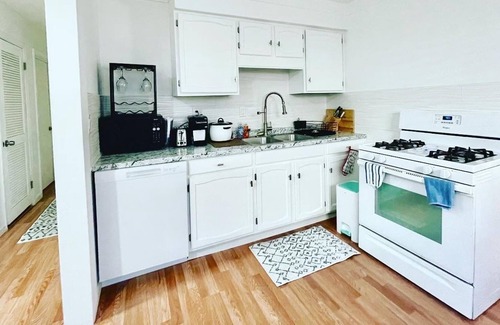 Hazel Park House | 5 minute to Downtown Ferndale! Cozy house (Pet-Friendly!)